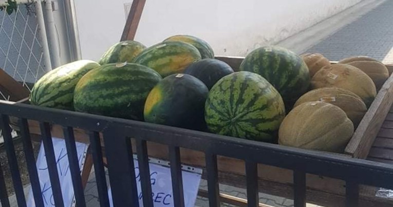 Par iz Baranje izloži lubenice na štandu i ode na posao. Ljudi ih uzmu i ostave novac