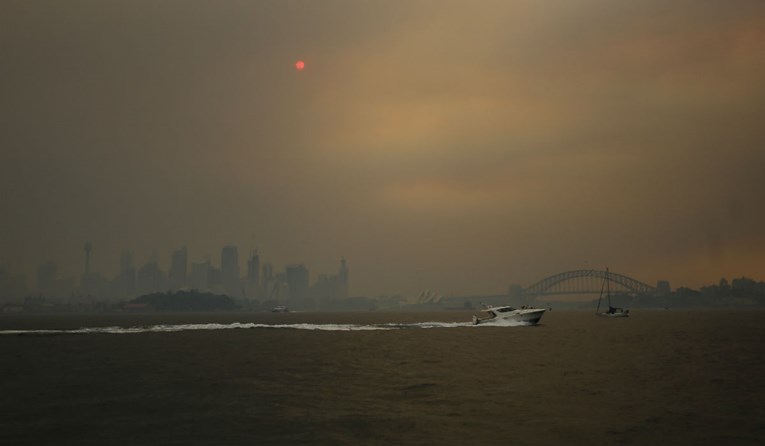 Osam požara oko Sydneyja dimom zaklonilo grad u kojem živi 5 milijuna ljudi