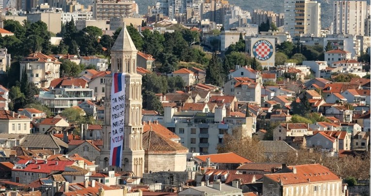 Na zvoniku crkve sv. Duje osvanuo ogroman transparent, evo što piše na njemu