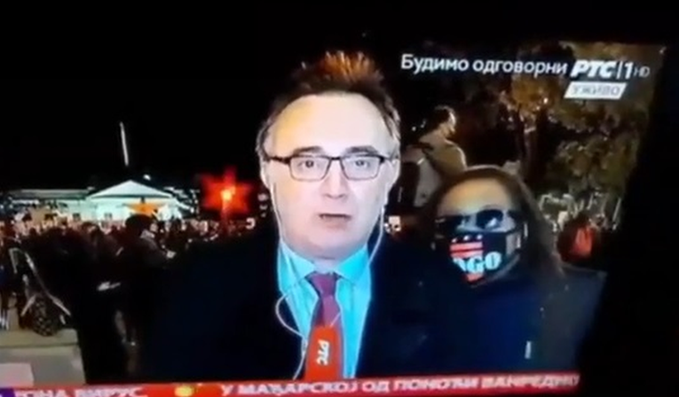 Srbi morali prekinuti live ispred Bijele kuće zbog ovog tipa