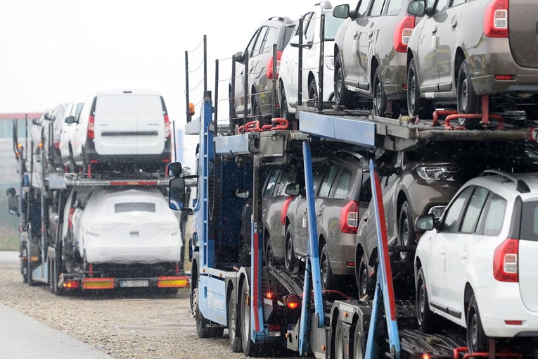 Desetorica optužena za utaju poreza kod uvoza 98 automobila iz EU
