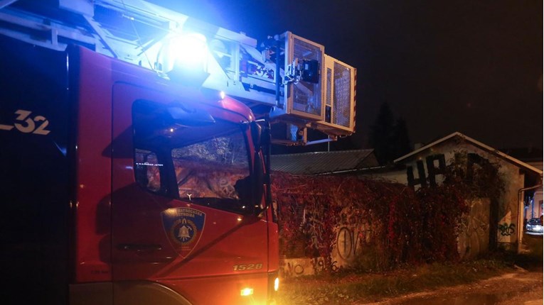 Izbio požar na kući u zagrebačkoj Dubravi, jednoj osobi pružena liječnička pomoć