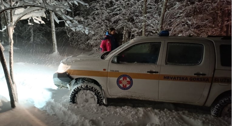 HGSS spašavao vozače koji su na Kamešnici zapeli u snijegu: "Ovo je upozorenje svima"