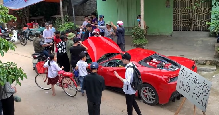 VIDEO Iznenadit ćete se kad vidite što prodaju iz prtljažnika Ferrarijeve replike