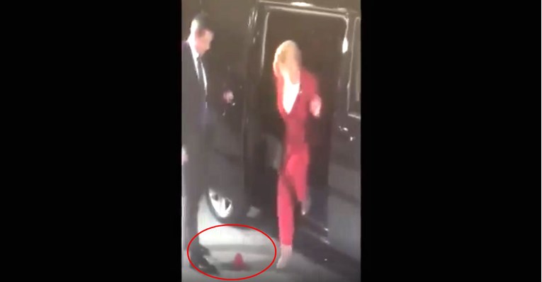 Kolinda pričala o ekologiji. Iz auta joj ispala plastika, čuvar je šutnuo nogom