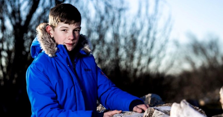 Genijalac Bože (12) u svom selu nema prijatelja pa slaže kamene kuće i čuva krave