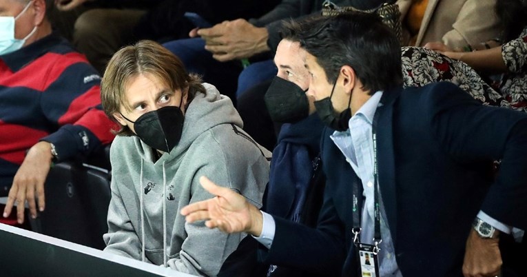 FOTO Modrić u Madridu navija za Hrvatsku. Na tribinama i njegov suigrač bodri Srbiju