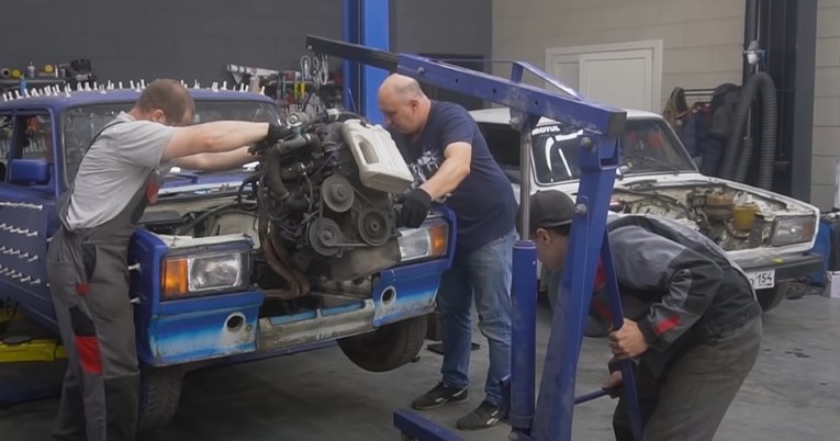 VIDEO Prebacili motor u radu iz jedne Lade u drugu, evo i kako