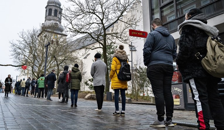Danska studija: Omikron se ne prenosi lakše od delte, ali bolje izbjegava imunitet