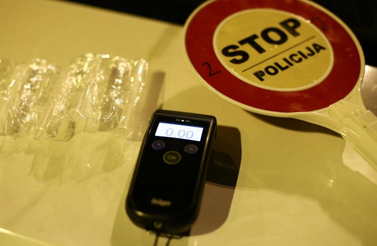 20-godišnjak bez dozvole vozio neregistrirani auto, našli mu kokain