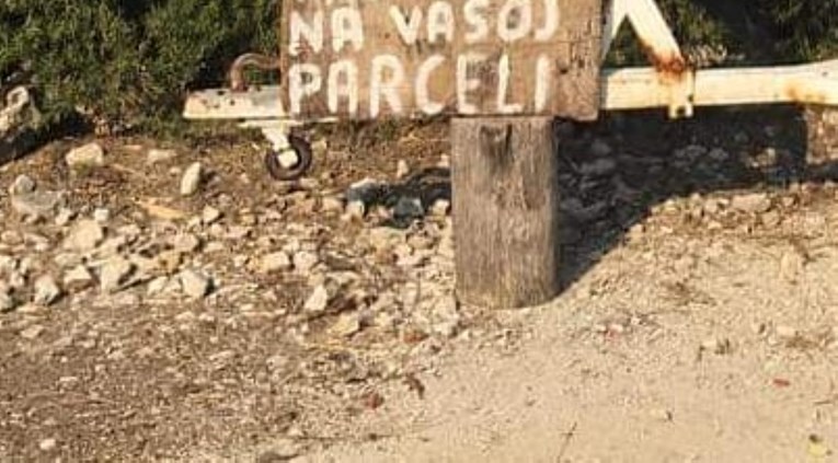 Dalmatinac se posvađao sa susjedom i postavio natpis koji je postao hit