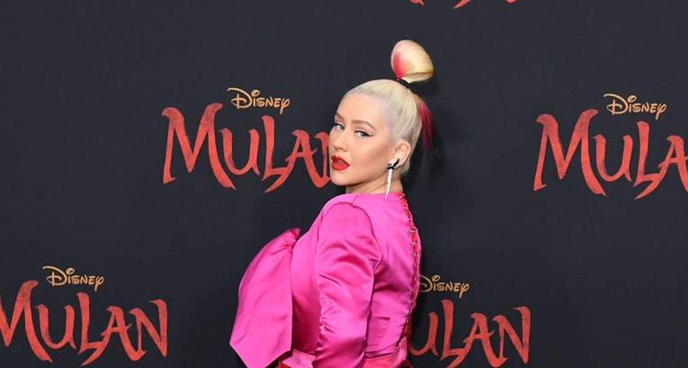 Čizme od lateksa i opasno visok prorez: Aguilera ukrala show na crvenom tepihu
