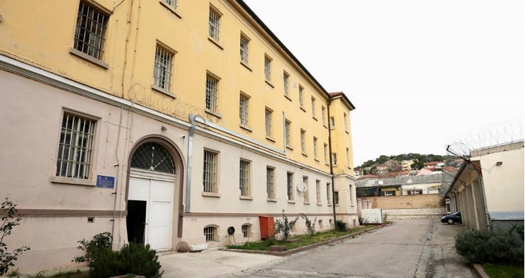 Čuvar u šibenskom zatvoru dilao drogu zatvorenicima, objavljeno koliko je zaradio