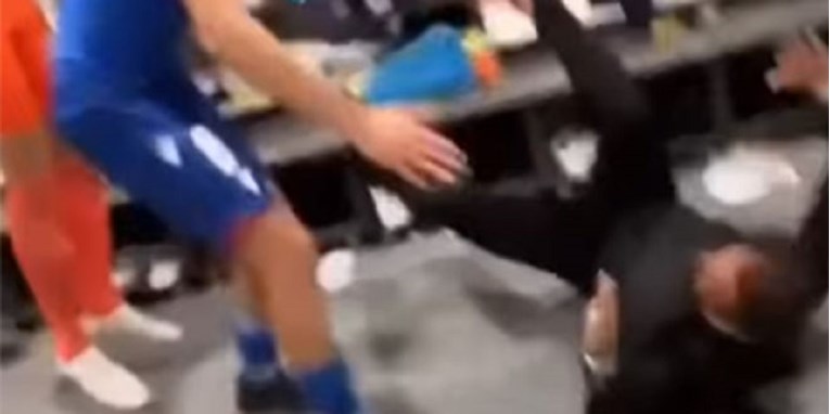 Hajdukovci su euforično slavili. Onda je netko u svlačionicu uletio klizećim