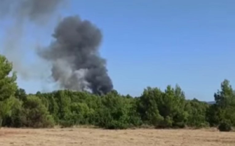 VIDEO Izbio požar i kod Šibenika, stižu dva kanadera