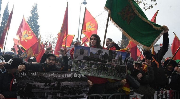Novi neredi u Podgorici: "Branimo Crnu Goru od agresivnog pokušaja posrbljivanja"
