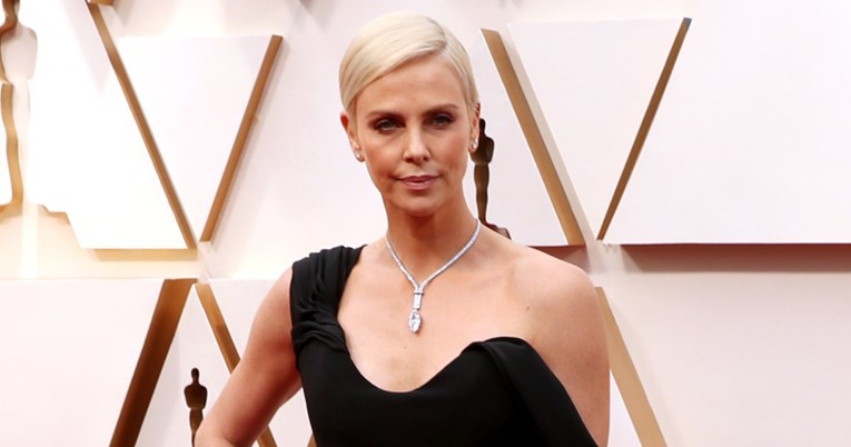 Charlize Theron prorezom na haljini bacila Angelinu Jolie u zaborav