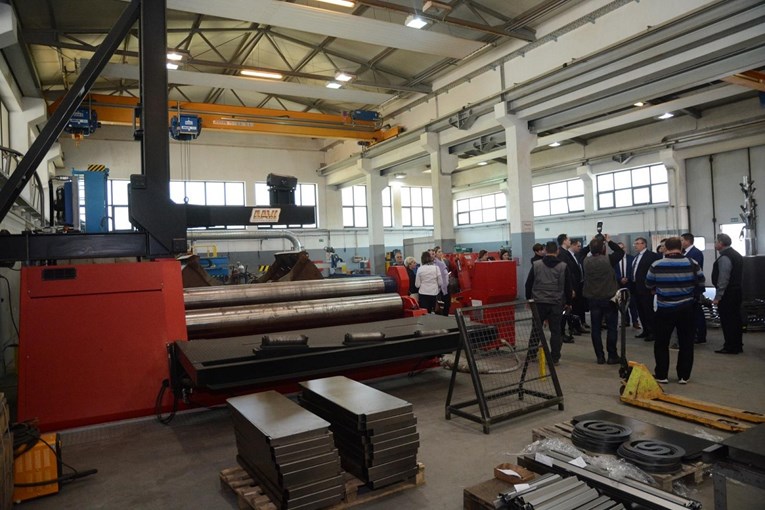 Broj zaposlenih u industriji u godinu dana znatno pao