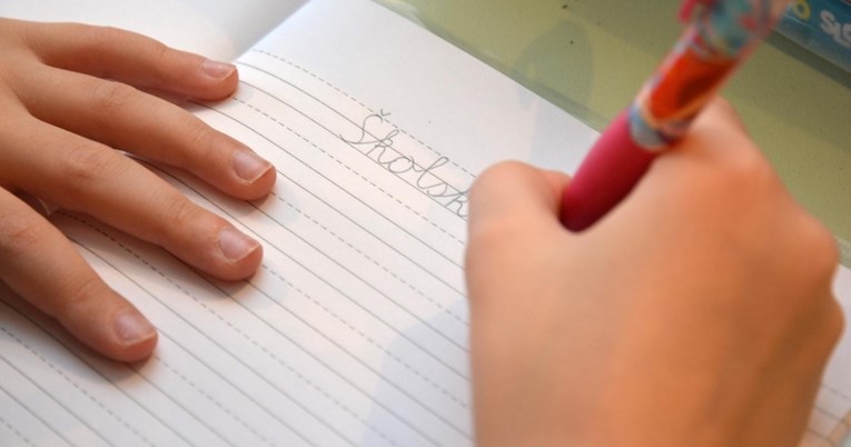 Mama se razljutila jer je učiteljica stvari njene kćeri podijelila drugim učenicima