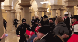 Policija otjerala Trumpovu rulju iz Kongresa, zgrada je sigurna. U kaosu ubijena žena