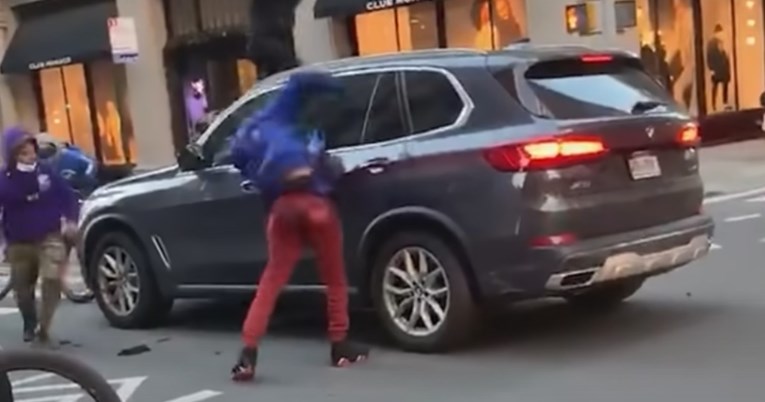 VIDEO Šokantan video s Manhattana: Grupa biciklista napala vozača BMW-a