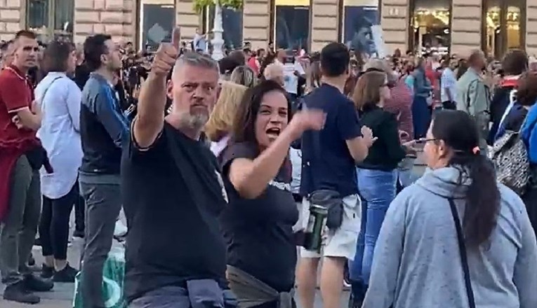 VIDEO Tip na "Festivalu slobode" vrijeđao prolaznike s maskama, među njima i djecu