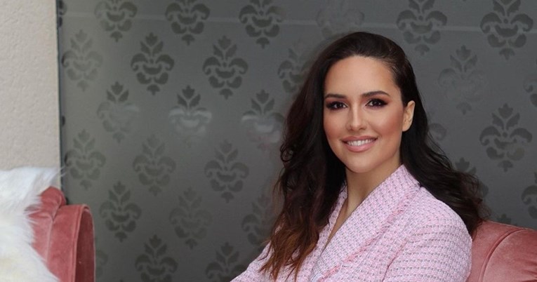 Lana objavila niz starih fotki i upitala fanove: Jesam li vam slađa mršava ili sada?