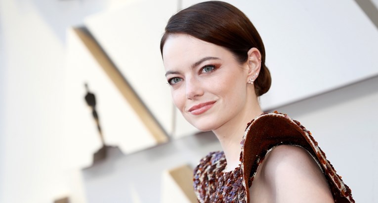 Emma Stone izgleda potpuno neprepoznatljivo kao Cruella De Vil
