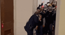 VIDEO Crni policajac herojski je odvratio Trumpovu rulju od ulaza u Senat