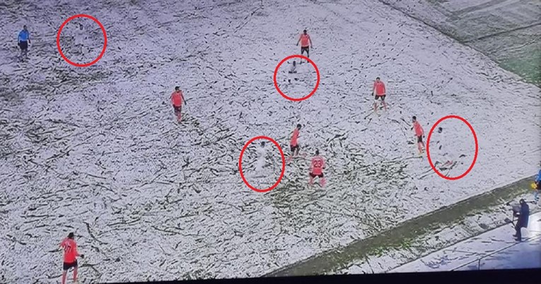 Bizarna utakmica u Turskoj. Vidite li igrače u bijelim dresovima na ovoj slici?