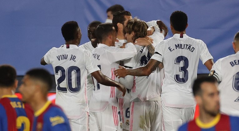 REAL - BARCELONA 2:1 Benzema i Kroos srušili Barcu. Real sada juri po obranu titule