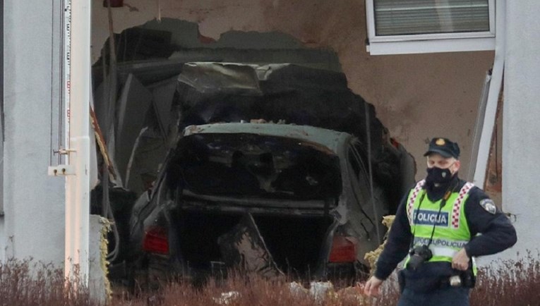 Mladić koji se BMW-om zabio u kućicu bio pijan. Vatrogasci: Motor mu je stisnuo noge
