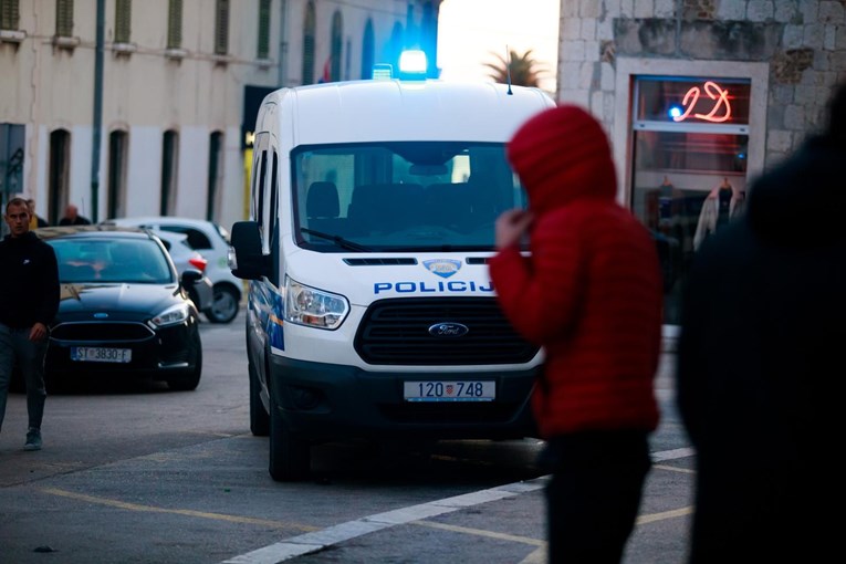 Splitska policija upozorava građane da ne izlaze iz kuća