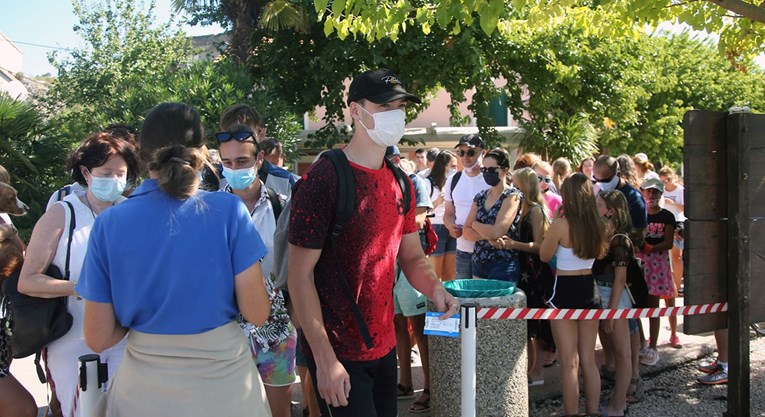 FOTO Tko kaže da nema turista? Pogledajte kakva je gužva danas u Skradinu