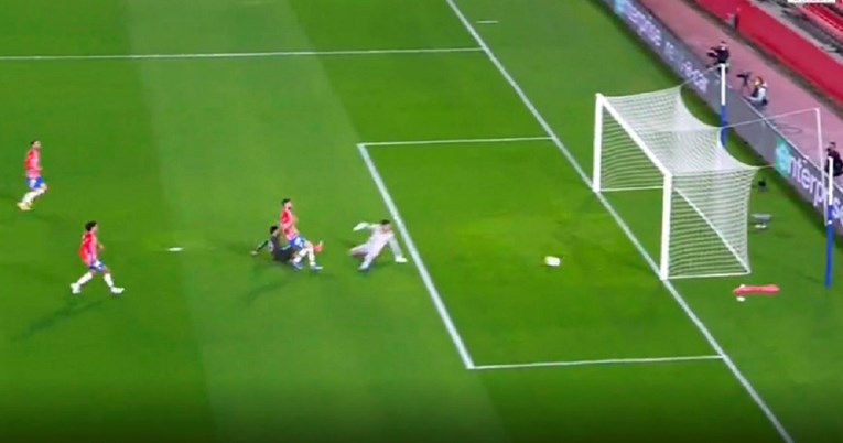 Pogledajte kako je Rashford s igračem na leđima sjajno prihvatio loptu i zabio
