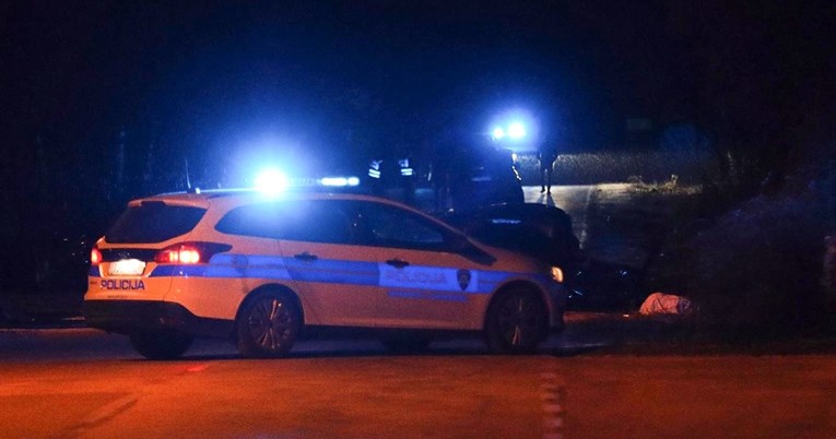 Zabio se velikom brzinom u auto koji je zbog kvara stao na cesti. Dva mladića mrtva