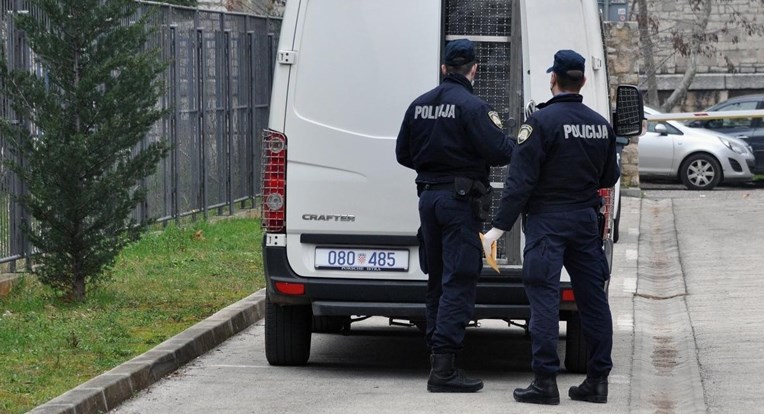 Muškarac u Kaštelima policajcima prijetio sjekirom, na teren izašla i interventna