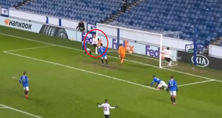 Pogledajte kako se Duje Čop zabijajući gol zabio u stativu. Ozlijedio se i morao van