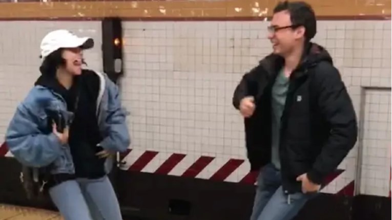 Upucavao se zgodnoj curi u metrou, nije mogao vjerovati kad je skužio tko je ona