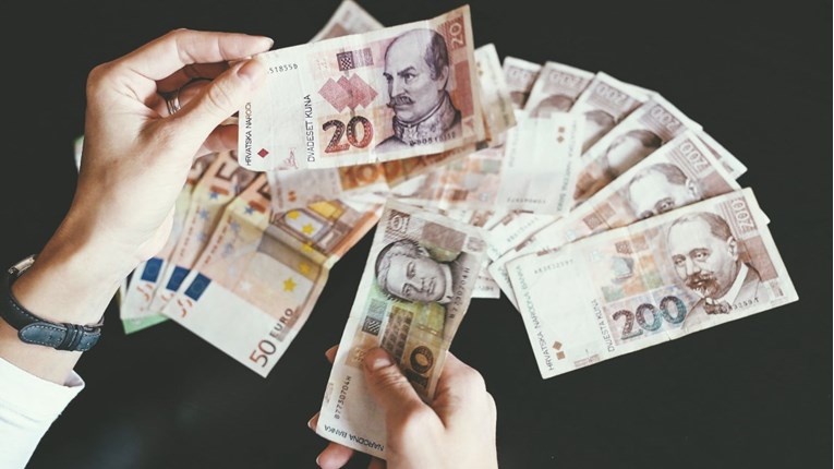 Kuna neznatno oslabjela prema euru