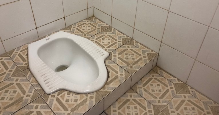 Liječnik kaže da je ovo ispravan položaj za obavljanje velike nužde