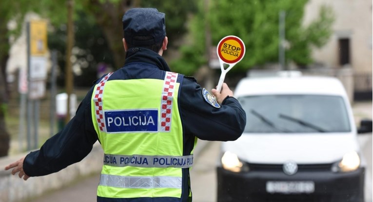 Kod Gospića vozio pijan, bez vozačke i s lažnom registracijom. Dobio 8 dana zatvora