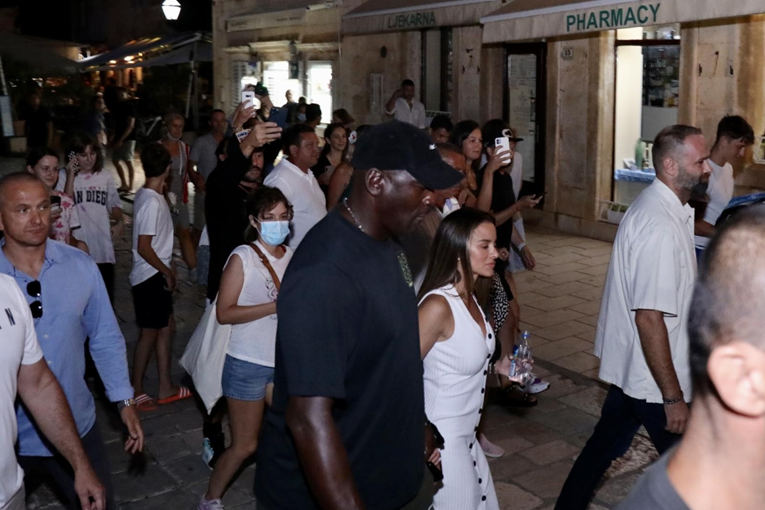 Jordan hvarski restoran napustio sa starim kovčegom, ljudi se pitaju što je nosio
