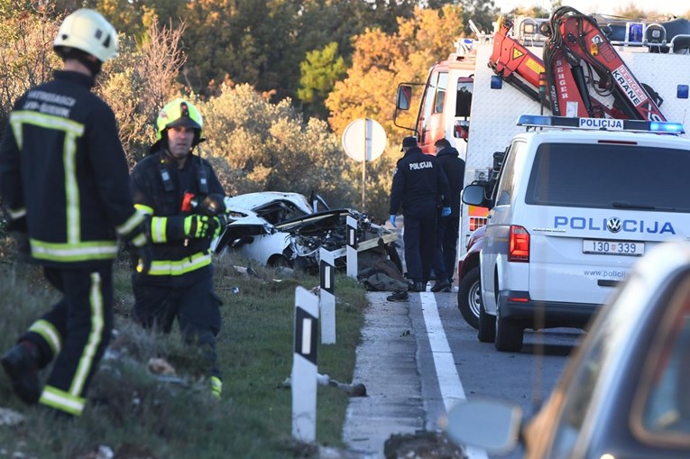 Kod Šibenika jedan poginuli, dva ozlijeđena. Četvrti iz auta nestao, traži ga HGSS