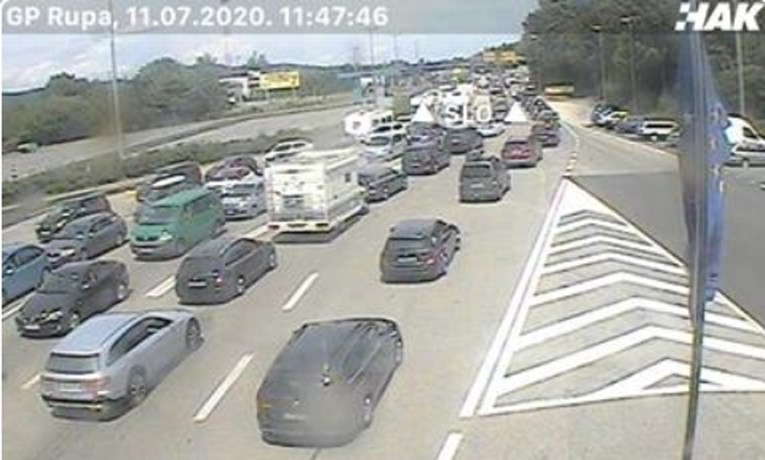Kolone na granicama. Neki državljani BiH odlaze zbog straha od novih mjera