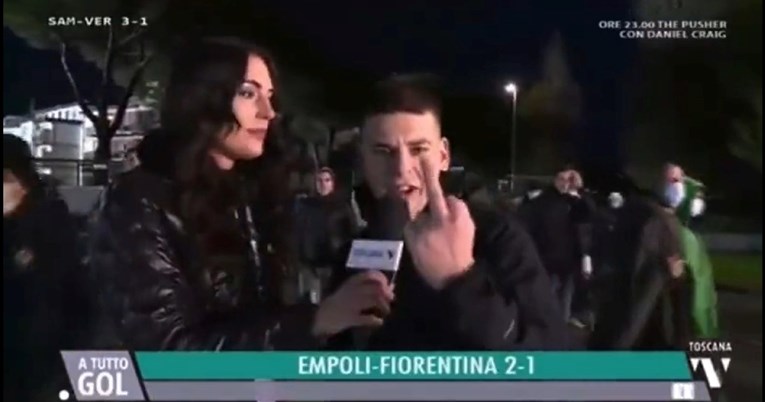 Navijač je novinarku u javljanju uživo udario po stražnjici. Pokrenuta je istraga