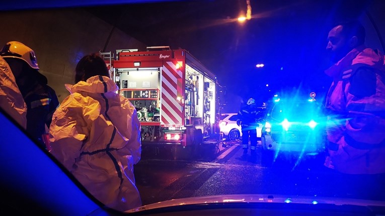 Teška prometna nesreća u tunelu Mala Kapela. Poginuo stranac, ozlijeđen Hrvat