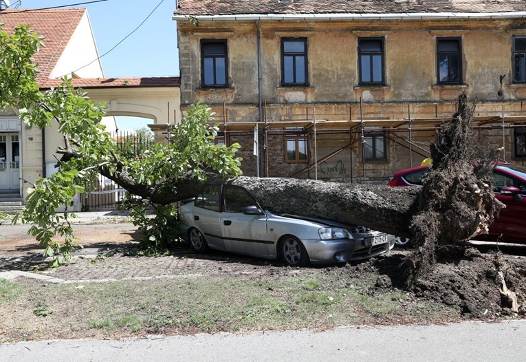 VIDEO I FOTO Snažno nevrijeme u dijelovima Hrvatske: Stabla padala na aute, ulice...