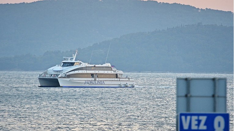 Zbog vjetra u prekidu tri katamaranske linije