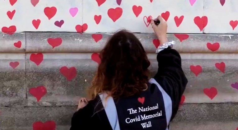 U Londonu ljudi crtaju 150 tisuća srca za žrtve korone